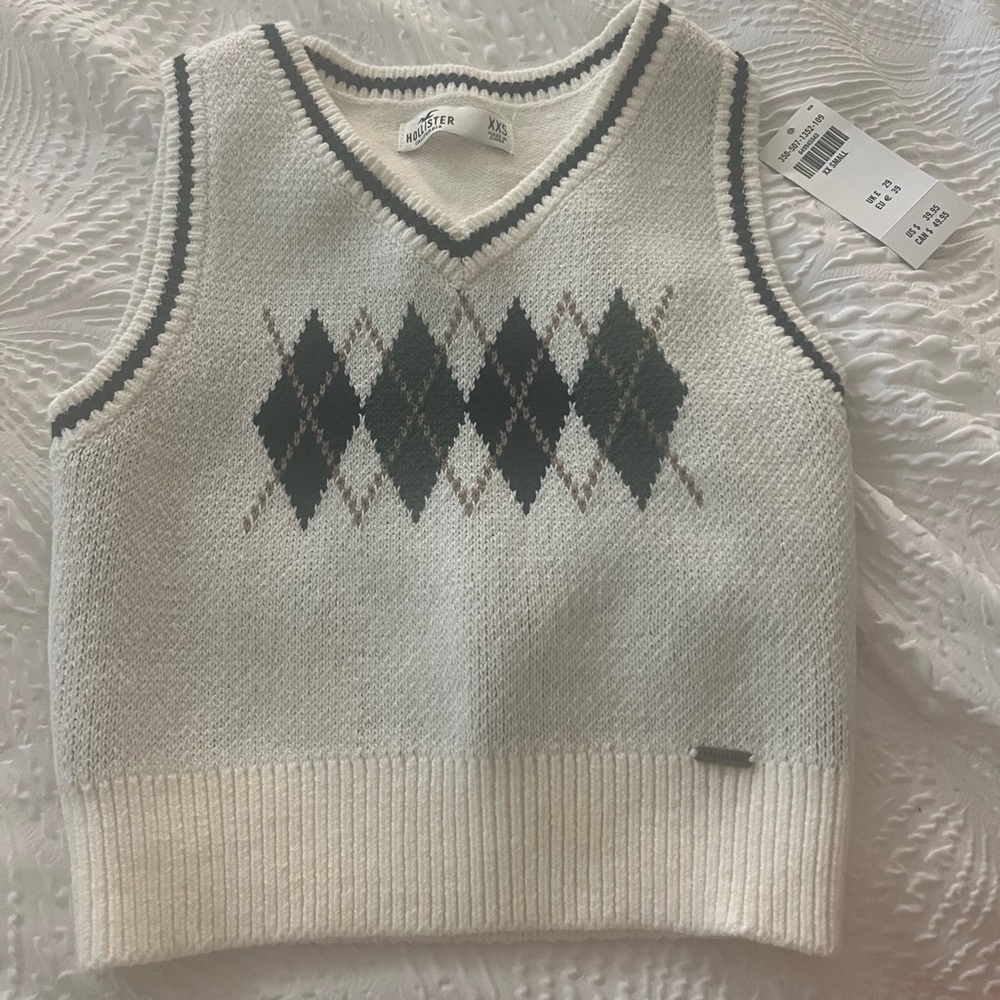 Cute sweater vest!!! Never been worn, still has tag.